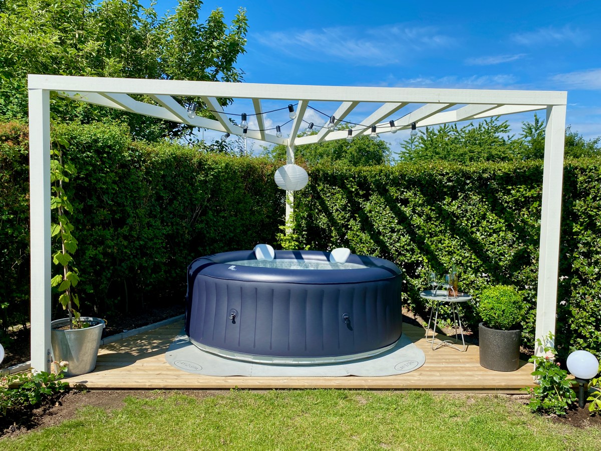 Vi bygger en trekantig&nbsp;pergola